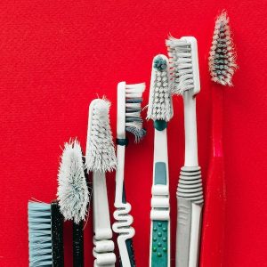 Est&eacute;tica dental en Terrassa - como elegir un cepillo dientes 300x300