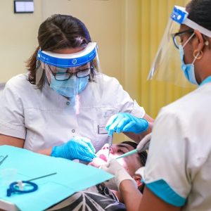 Periodoncia en Terrassa - como cuidar las encias 300x300