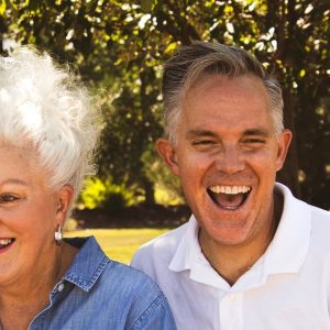 Implantes dentales en Terrassa - como cuidar los iimplantes dentales 300x300