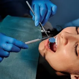 Implantes dentales en Terrassa - que es odontologia restauradora 300x300