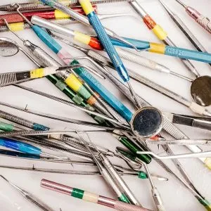 Implantes dentales en Terrassa - riesgos centros dentales sin garantias 300x300