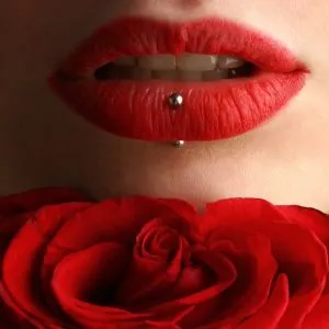 Pr&oacute;tesis dental en Terrassa - problemas piercing lengua boca 300x300