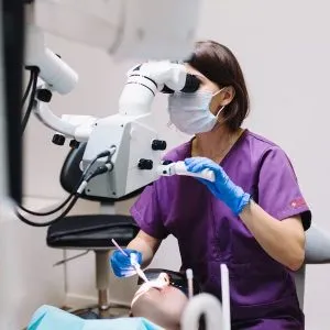 Odontolog&iacute;a conservadora en Terrassa - que es una endodoncia microscopica 300x300